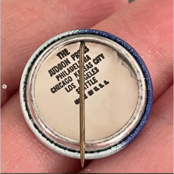 Vintage Merry Christmas Metal Tin Pinback Button Church Star Judson Press USA - Picture 3 of 3